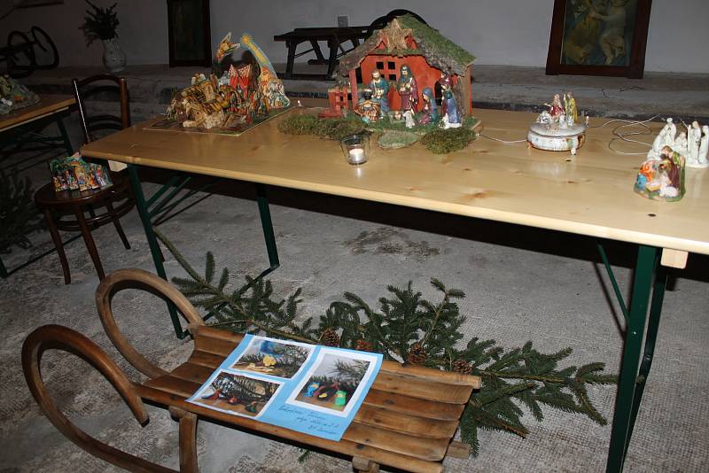 Součástí výstavy jsou jak vánoční betlémy, tak i historické sáňky.