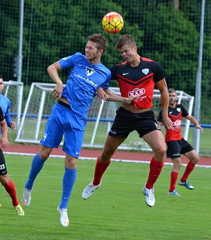 Vlašim (v modrém) podlehla doma Táborsku 1:2. Souboj Mráze a Piška