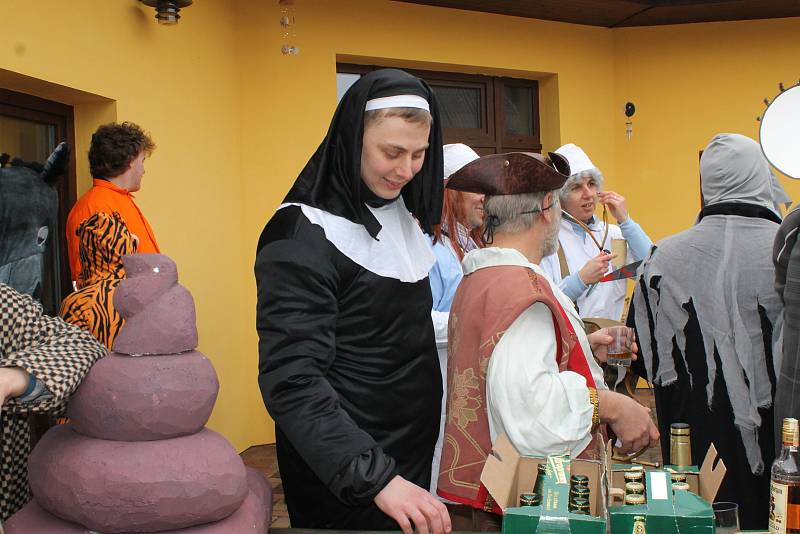 Maškarní průvod pořádaný Sborem dobrovolných hasičů v Popovicích u Benešova je už šestým rokem nedílnou součástí masopustního období této obce.