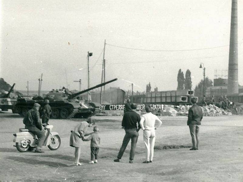 Kolona tanků v srpnu 1968 zamířila od nádraží přes železniční přejezd do Kondrace.