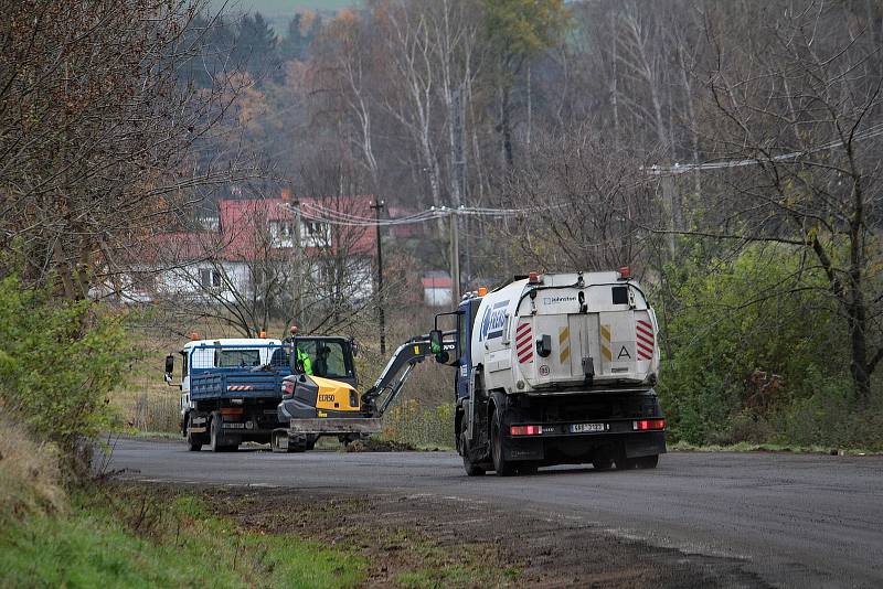Rekonstrukce povrchu silnice u Mariánovic.