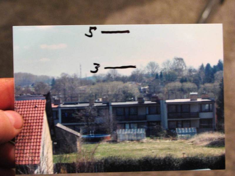 Čáry na fotografii ukazují, kam by měl nový objekt podle odpůrců dosahovat