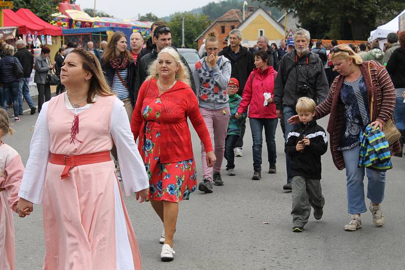 Průvod se svatým Václavem přivítalo obecenstvo pod Blaníkem.