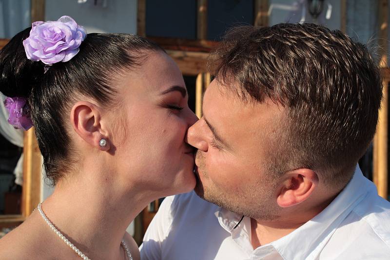 Svatební hostina novomanželů Michala a Světlany Šulcových se konala v jeden okamžik na dvou místech vzdálených od sebe přes dva tisíce kilometrů.