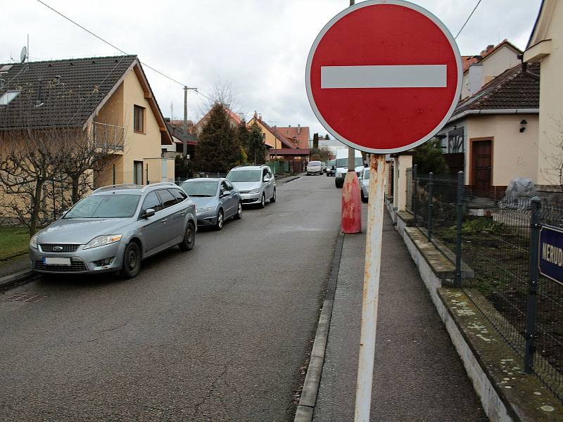 Některé ulice na Červených Vršcích v Benešově už jednosměrkami jsou, na jiné tato změna teprve čeká.