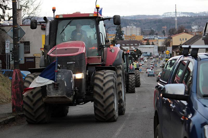 Průjezd traktorů Benešovem na protestní akci do Jesenice.