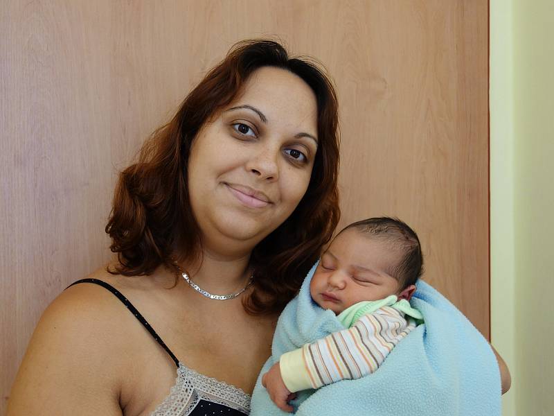Adam Charvát se rodičům Michaele a Martinovi narodil 20. července 2019 v 1 hodinu a 40 minut, vážil 3910 gramů a měřil 52 centimetrů. Doma ve Vlašimi má sestřičku Lucinku (7).