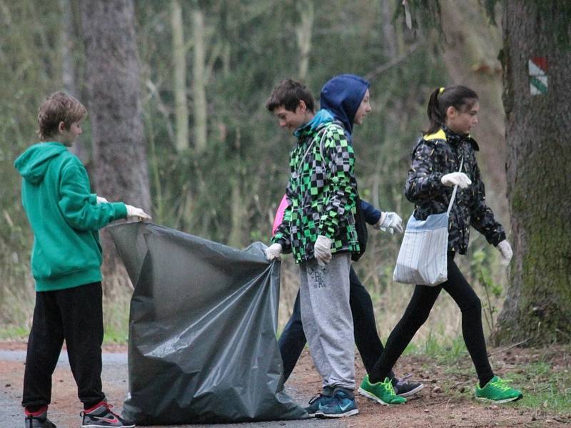 Školáci ze ZŠ Dukelská uklízeli nepořádek v  Konopišťském parku.