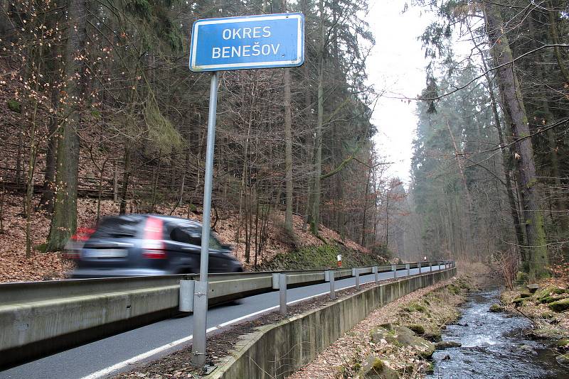 Pomezí okresů Benešov a Praha východ na silnici II/107 mezi Čakovicemi a Kamenicí.