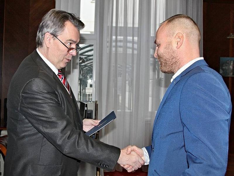 Krajský radní pro bezpečnost a zdravotnictví Robert Bezděk ocenil policisty.