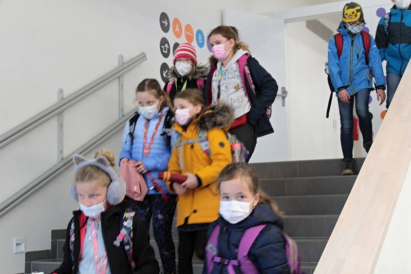 Z odchodu dětí ze Základní školy v Týnci nad Sázavou první den po skončení nouzového stavu.