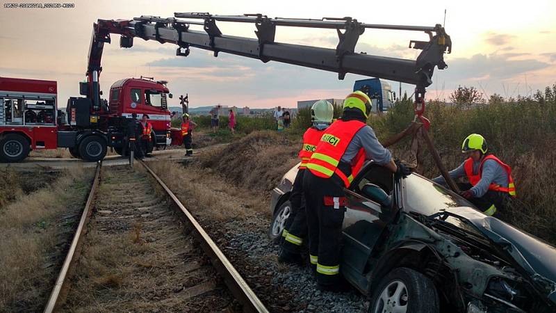 Střet vlaku s osobním automobilem na přejezdu nedaleko železniční stanice Vlašim.