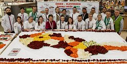 Řezbáři z Česka a Slovenska vyřezali rekordní kytici růží.