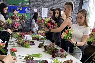 Z floristického kurzu Vazba květin na Středním odborném učilišti stavebním v Benešově.