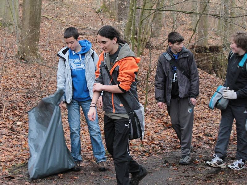 Školáci ze ZŠ Dukelská uklízeli zámecký park.