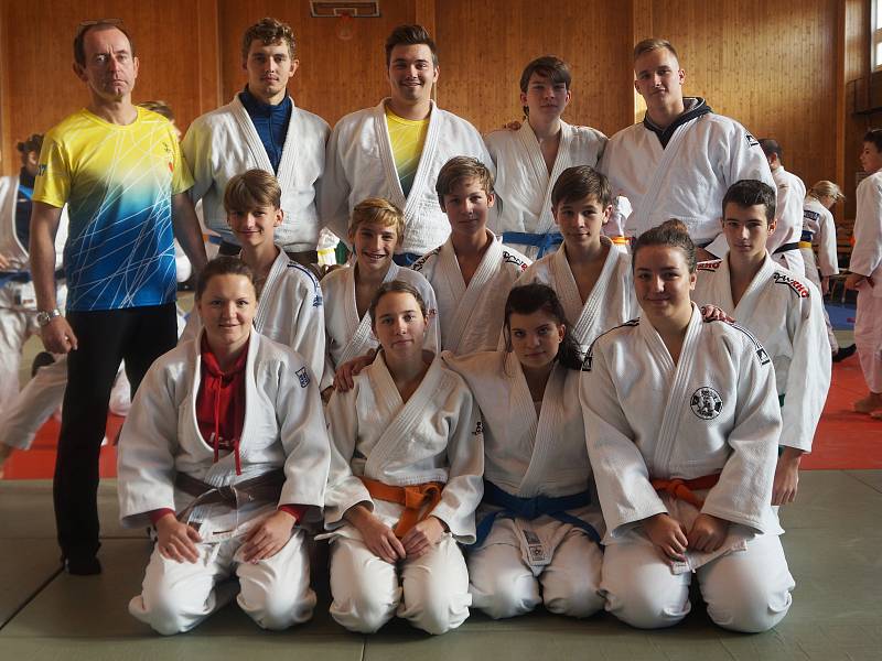 Družstvo SKP judo Benešov v Kralupech.