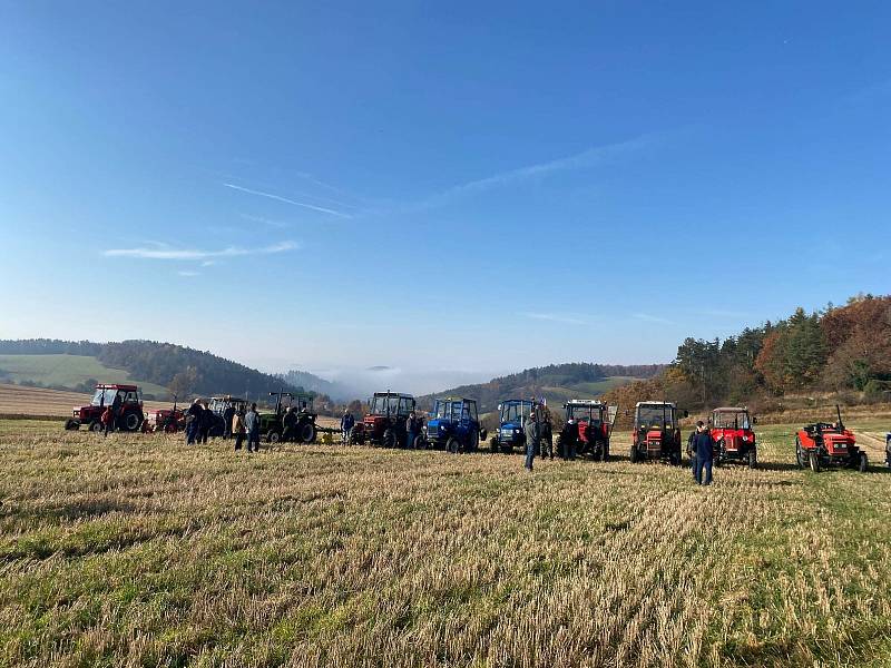 Ze soutěže v orbě a setkání traktorů značky Zetor v Nahorubech.