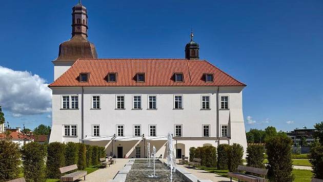 Rekonstrukce arcibiskupského zámku a zahrad na hotel, Dolní Břežany.