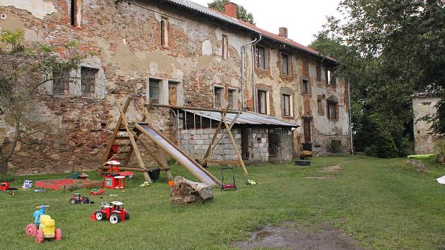 V areálu ve Vlčkovicích žijí dvě rodiny v sociálním bydlení.