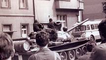 Ruský tank přijíždí v roce 1968 do Vlašimi.