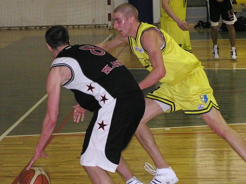 Michal Vocetka (ve žlutém) tentokrát benešovským basketbalistům nepomohl