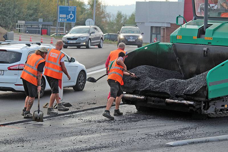 Stavba okružní křižovatky na Červených Vršcích v Benešově.