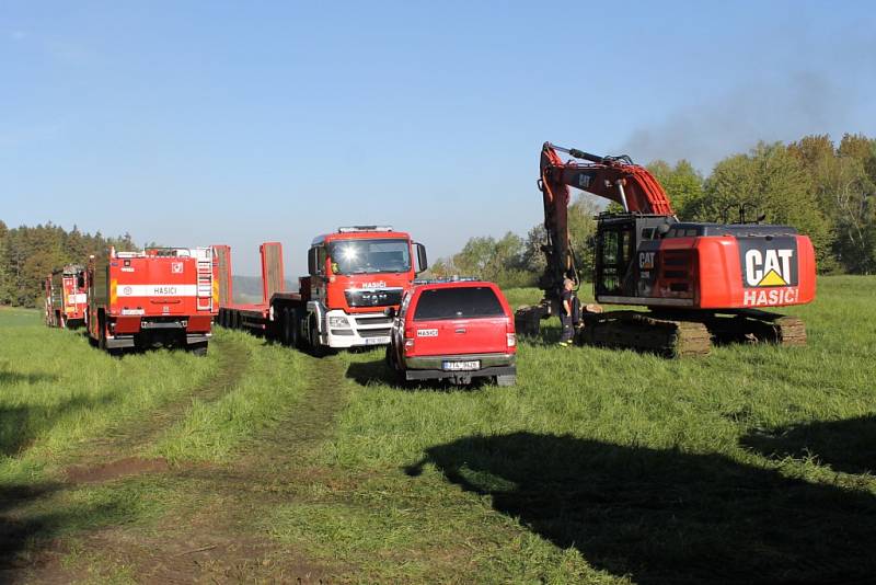 Hasiči v Bělčicích dohašují požár