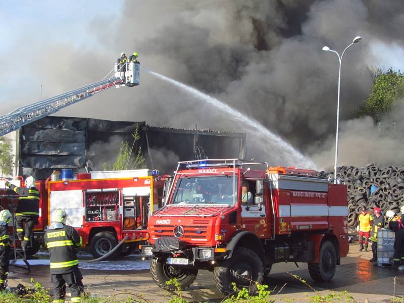 V Bělčicích hoří sklad pneumatik