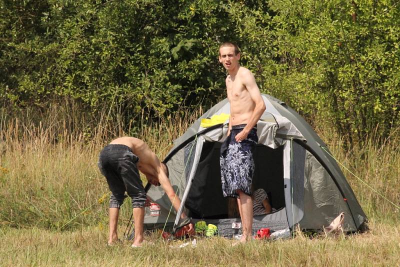 Elektronická hudba bude znít po celý víkend Táborskými kasárnami v Benešově.