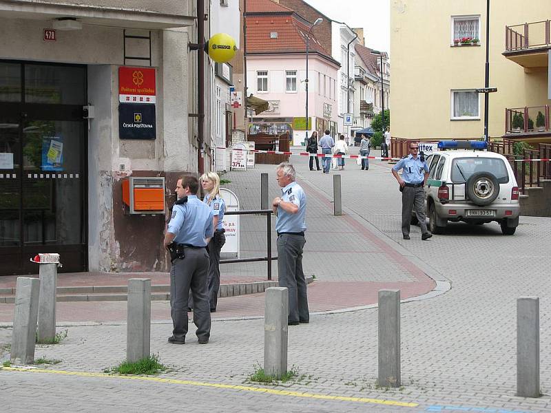 Česká pošta v obležení policistů.