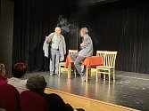 Divadelní festival Ludvíka Němce v Bystřici: černá komedie Tak takhle to bylo v podání herců Jana Julínka (vpravo) a Pavla Němce.