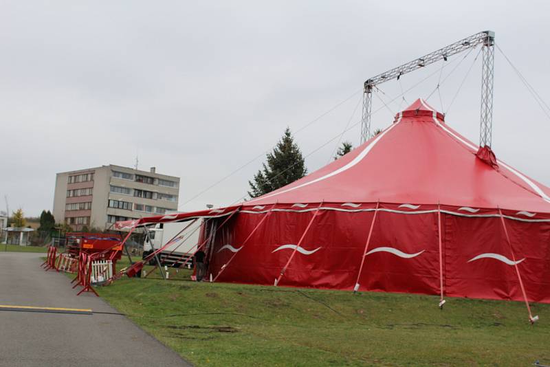 Cirkusová přestavení pro veřejnost nacvičovali žáci z Vlašimi a Louňovic několik dní.