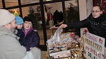 Vánoční trhy v Načeradci byly provoněné pečenými rybami, jelítky, punčem, cmundou i svíčkami z včelího vosku.