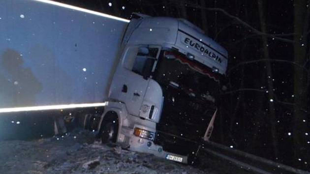 Noční nehoda kamionu zastavila na dvě hodiny provoz na dálnici D1.