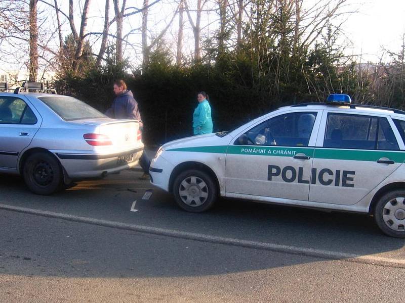 Policejní auto zezadu narazilo do Peugeotu