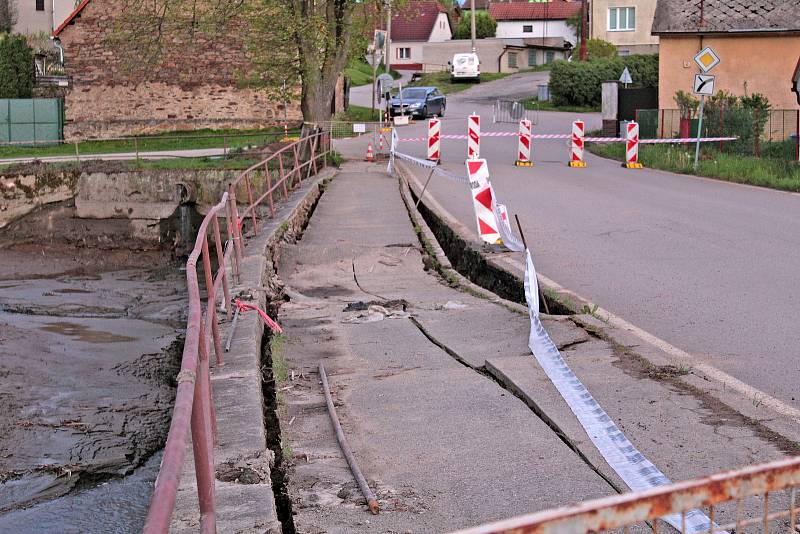 Pivovarský rybník v Louňovicích pod Blaníkem během rekonstrukce.