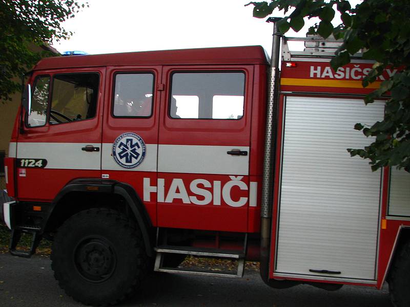 Srážka osobního auta a motorového vlaku  ve Zlenicích.