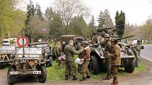 Členové českého Jeep klubu pietní akci doprovázejí již mnoho let. Především díky nim se zúčastnění mohou pokochat nepřebernými armádními vozidly, tématickými obleky či příslušenstvím, které američtí vojáci používali.