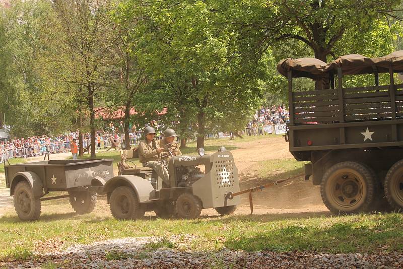 Vojenské technické muzeum se opět po roce velkolepě otevřelo veřejnosti. Dvacátou druhou sezonu zahájil průlet letounů i ukázka bitvy u Zborova.