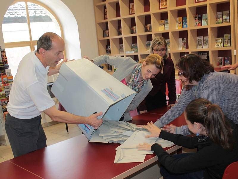 Otevření uren a zahájení sčítání hlasů v benešovském Turistickém a informačním centru.