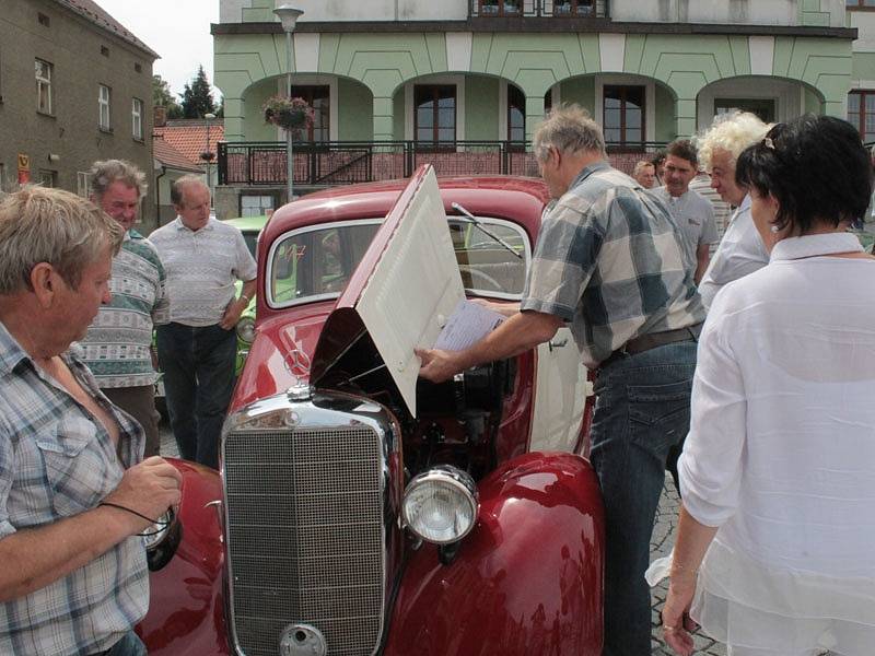 Historická vozidla začala na votické Komenského náměstí najíždět v sobotu po půl dvanácté.