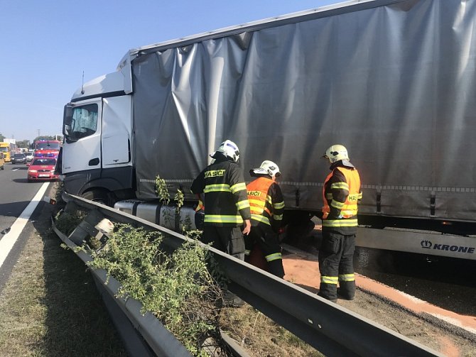 Nehoda tří kamionů zastavila provoz na dálnici D1 před Prahou.