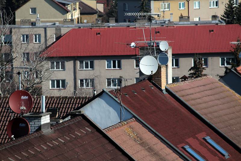 Benešov při pohledu ze střechy kostela sv. Anny - bytový dům v Čechově ulici.