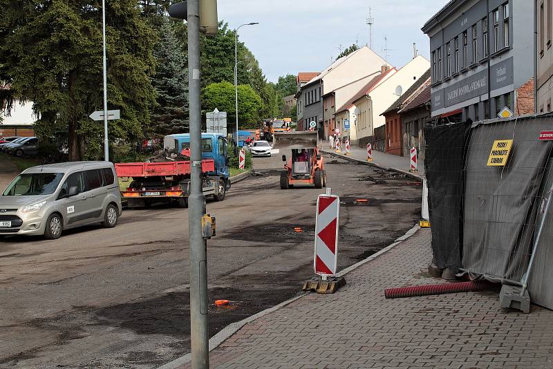 Z rekonstrukce povrchu silnice v Nové pražské ulici v Benešově.