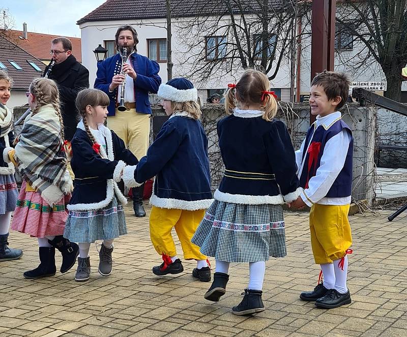 Z vystoupení folklorního souboru Benešáček v rámci doprovodního programu Velikonočního jarmarku v Bystřici.