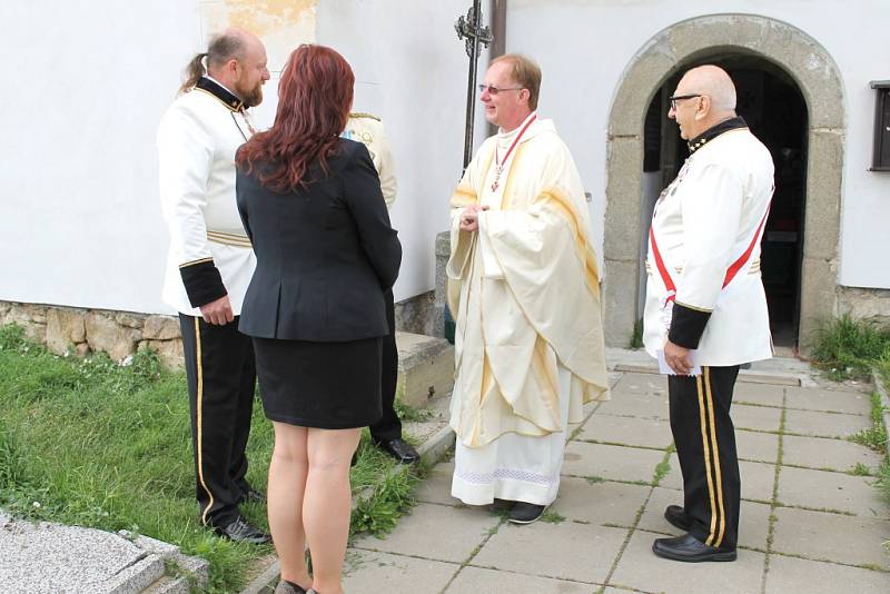 Pietní bohoslužba za Františka Ferdinanda a oslava narozenin Václava Potůčka na Chvojně.