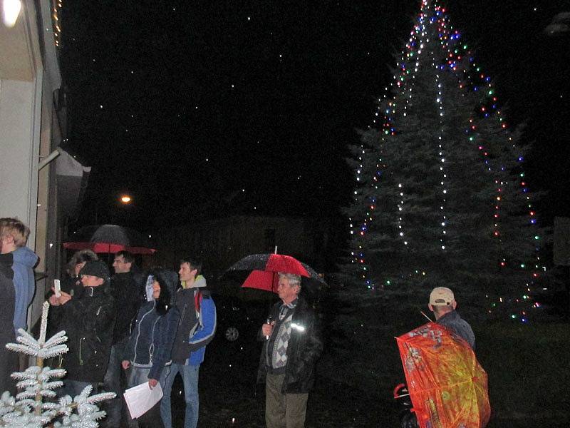 Pod vedením učitelky Lenky Zemanové a jejich žaček si čechtičtí občané společně zazpívali vánoční koledy.