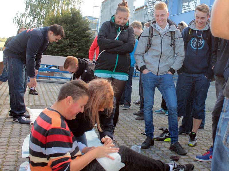 Studenti benešovských středních škol premiérově absolvovali projekt „Dožij se dvaceti". 