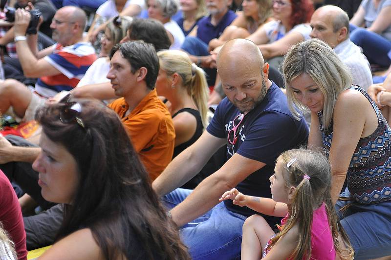 Koncert zaplnil klášterní zahradu.