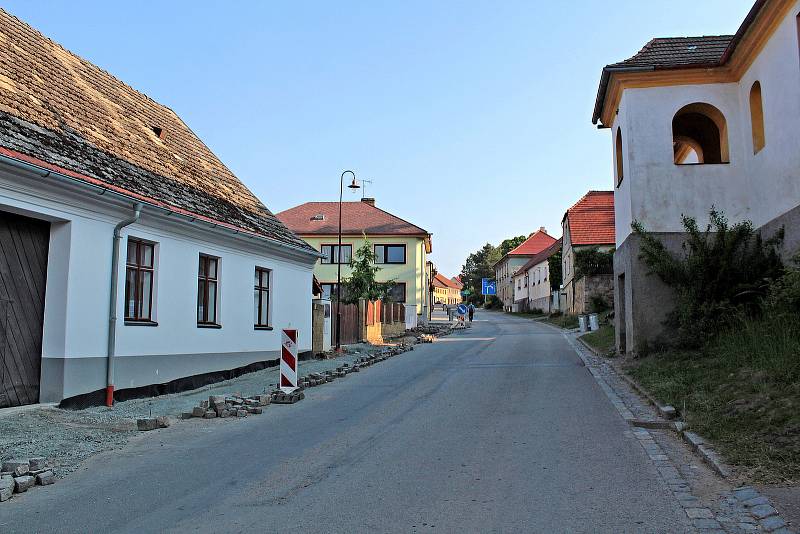 Rekonstrukce chodníku ve Vožické ulici v Načeradci.